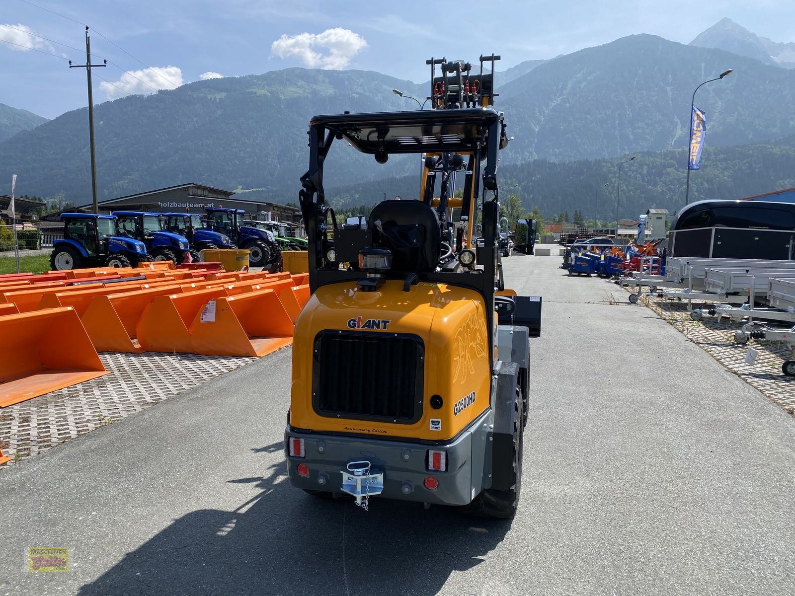 Hoflader of the type GiANT G 2500 HD mit abklappbaren Fahrerschutzdach, Neumaschine in Kötschach (Picture 9)