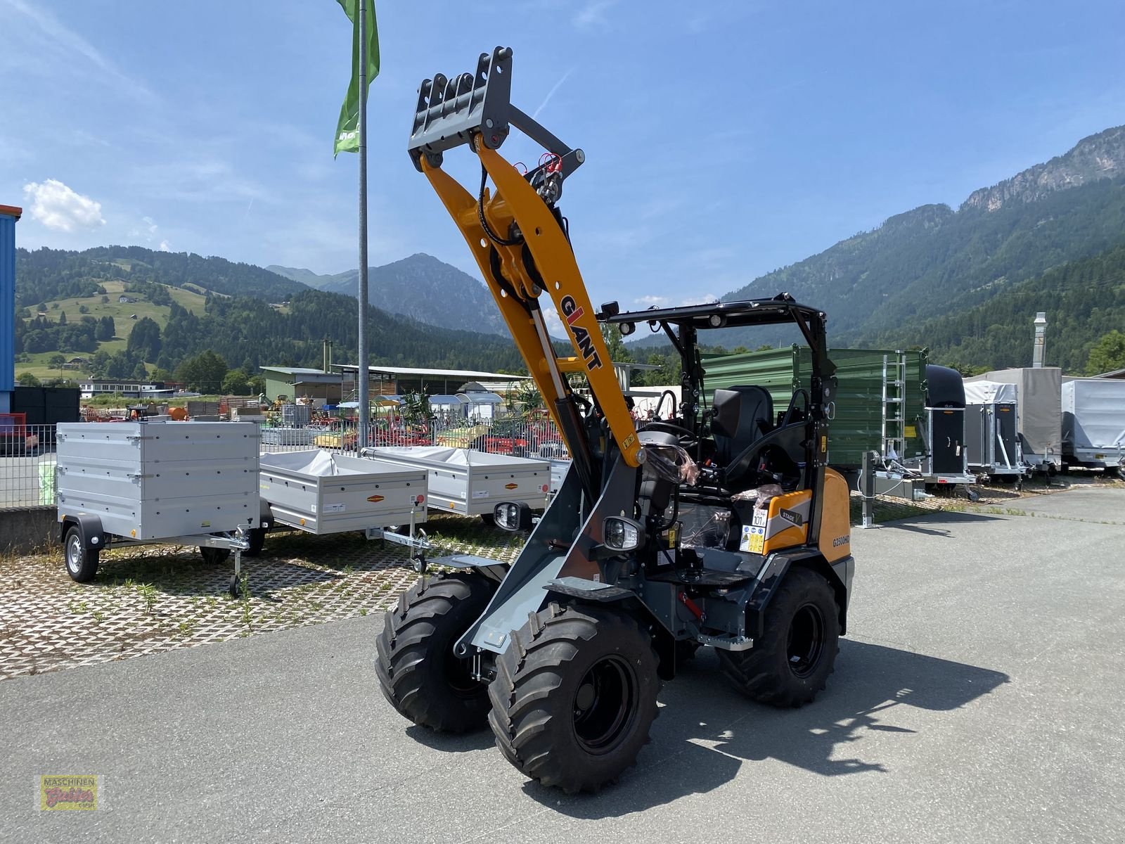 Hoflader of the type GiANT G 2500 HD mit abklappbaren Fahrerschutzdach, Neumaschine in Kötschach (Picture 2)