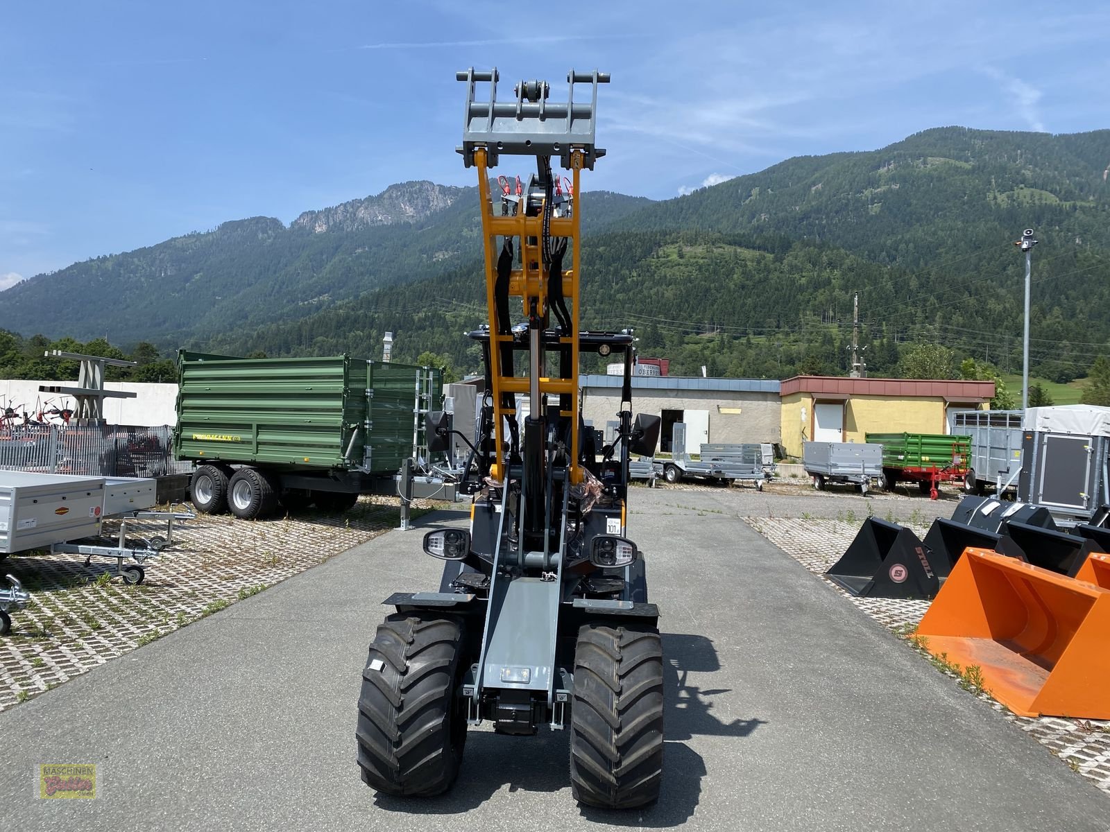 Hoflader of the type GiANT G 2500 HD mit abklappbaren Fahrerschutzdach, Neumaschine in Kötschach (Picture 3)