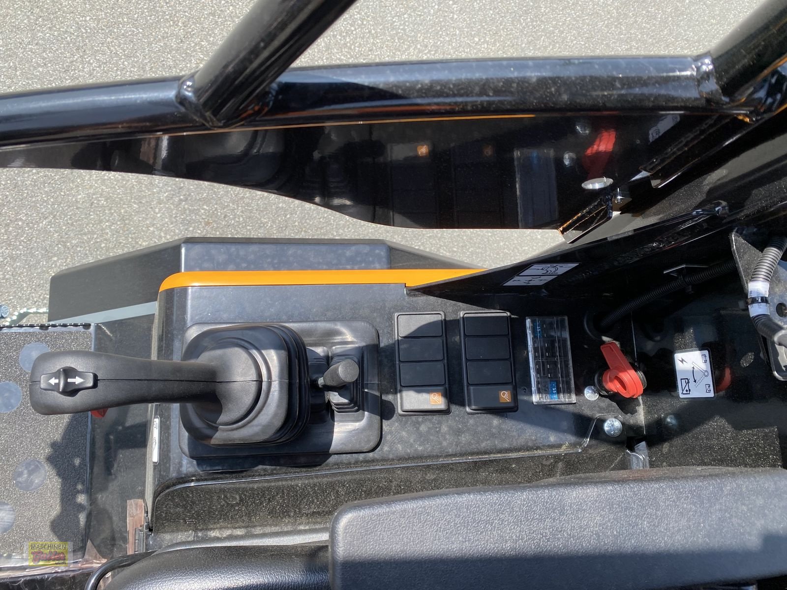 Hoflader of the type GiANT G 2500 HD mit abklappbaren Fahrerschutzdach, Neumaschine in Kötschach (Picture 19)