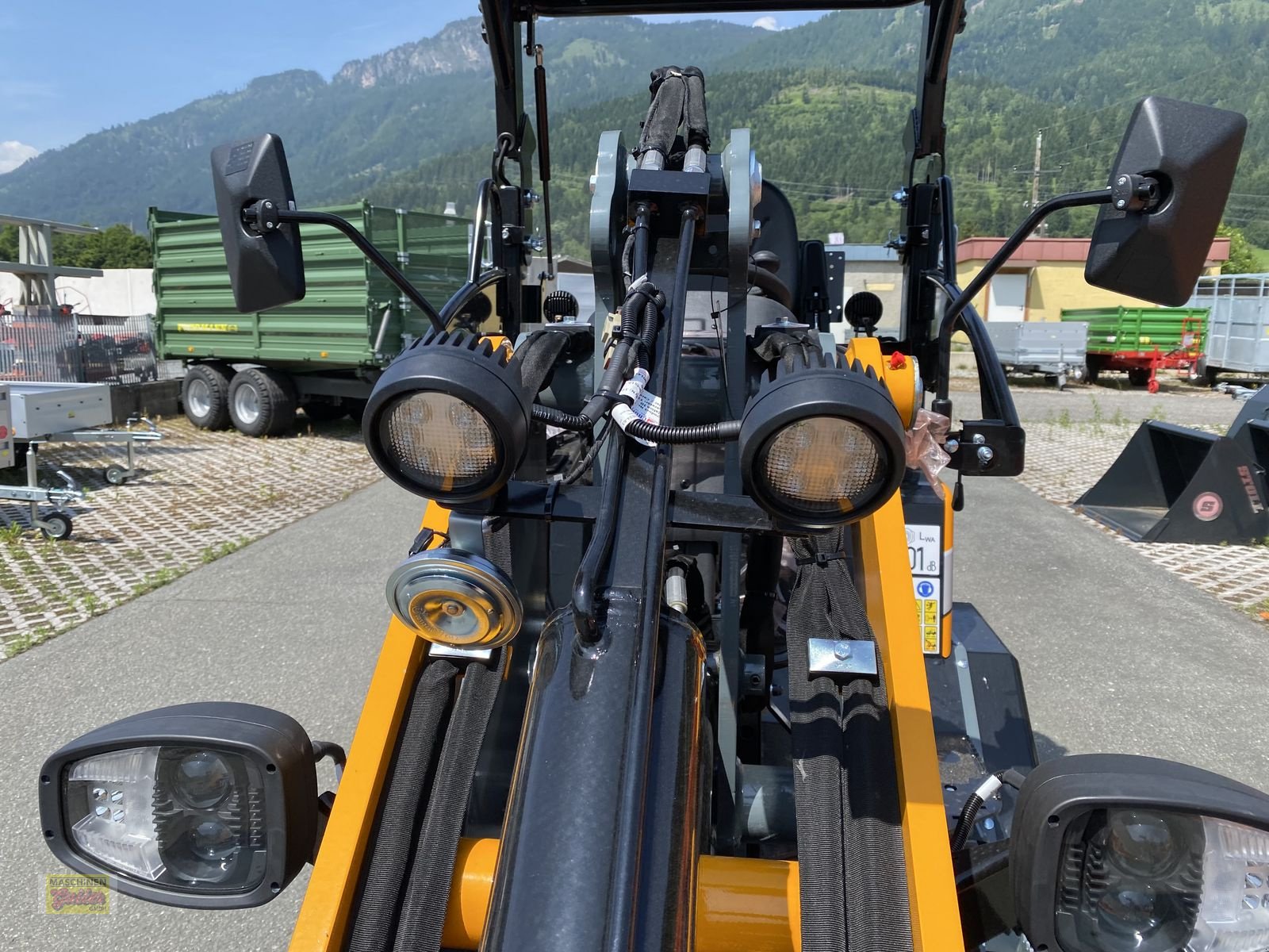 Hoflader of the type GiANT G 2500 HD mit abklappbaren Fahrerschutzdach, Neumaschine in Kötschach (Picture 28)