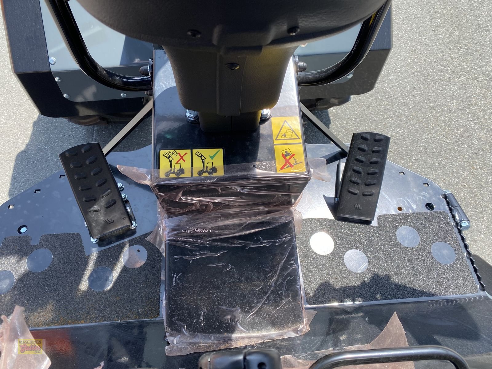 Hoflader of the type GiANT G 2500 HD mit abklappbaren Fahrerschutzdach, Neumaschine in Kötschach (Picture 21)