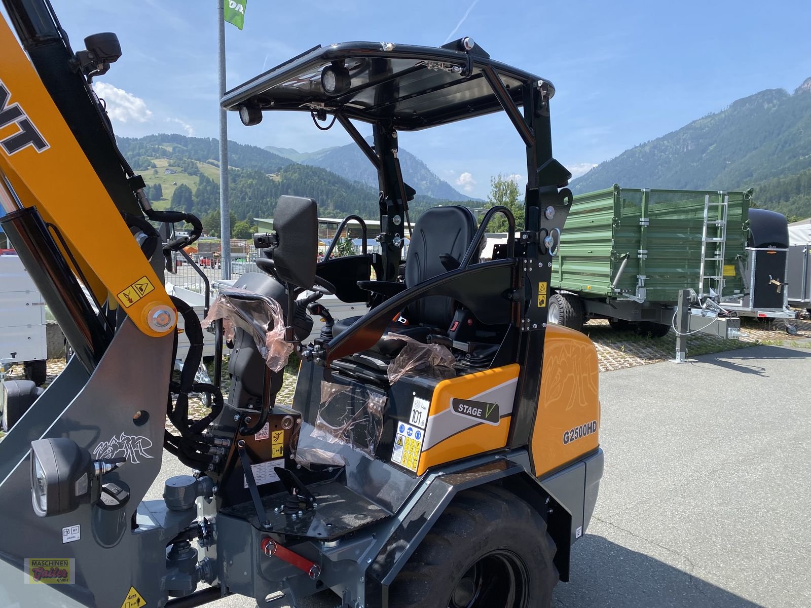 Hoflader of the type GiANT G 2500 HD mit abklappbaren Fahrerschutzdach, Neumaschine in Kötschach (Picture 12)