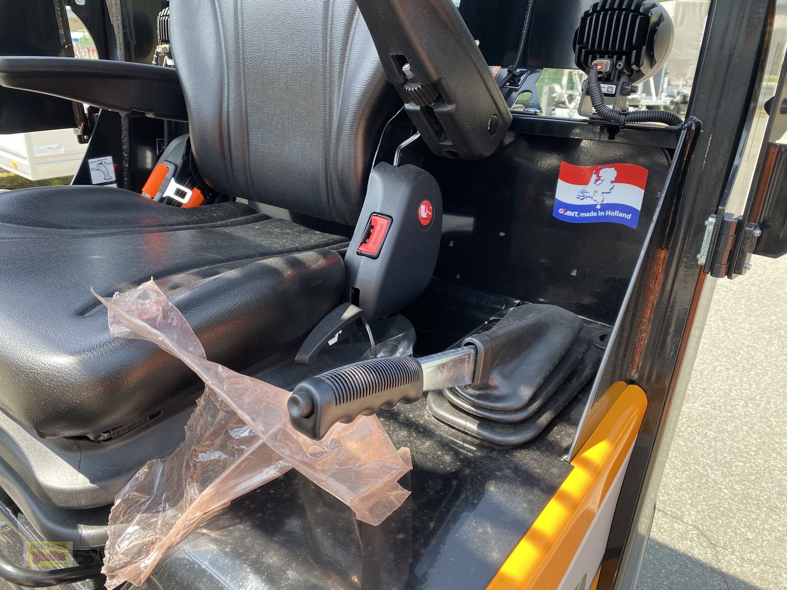 Hoflader of the type GiANT G 2500 HD mit abklappbaren Fahrerschutzdach, Neumaschine in Kötschach (Picture 18)