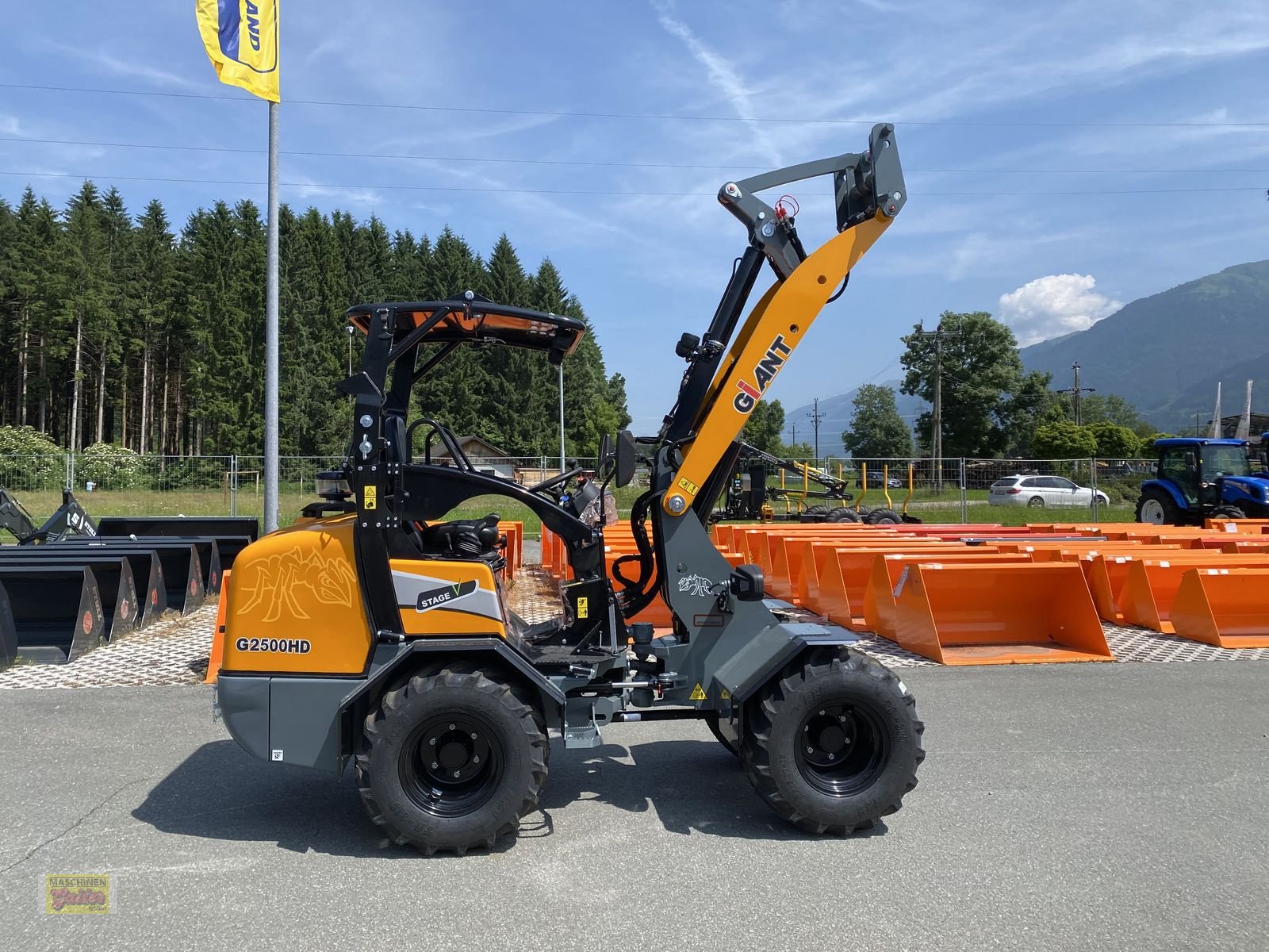 Hoflader of the type GiANT G 2500 HD mit abklappbaren Fahrerschutzdach, Neumaschine in Kötschach (Picture 7)