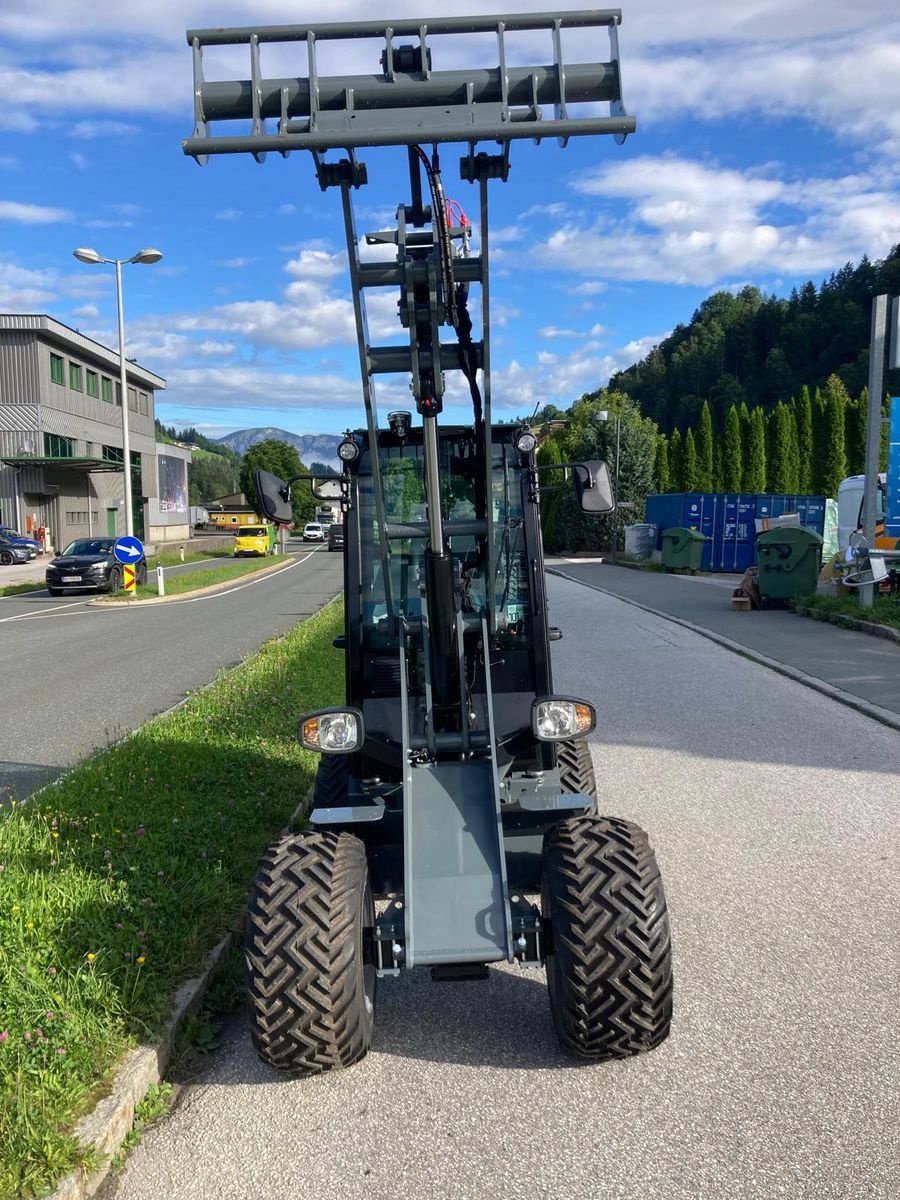 Hoflader of the type GiANT G2300, Neumaschine in Hopfgarten (Picture 4)