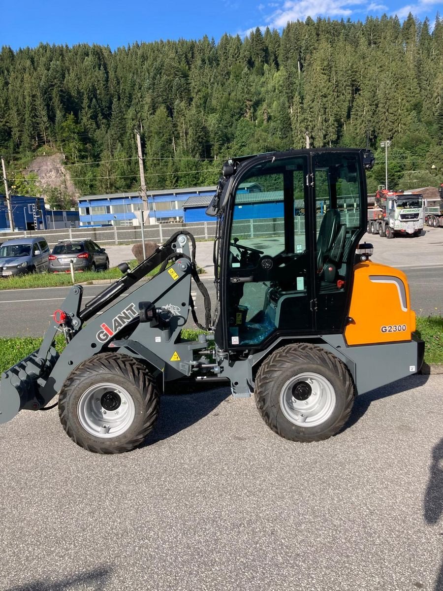 Hoflader of the type GiANT G2300, Neumaschine in Hopfgarten (Picture 1)