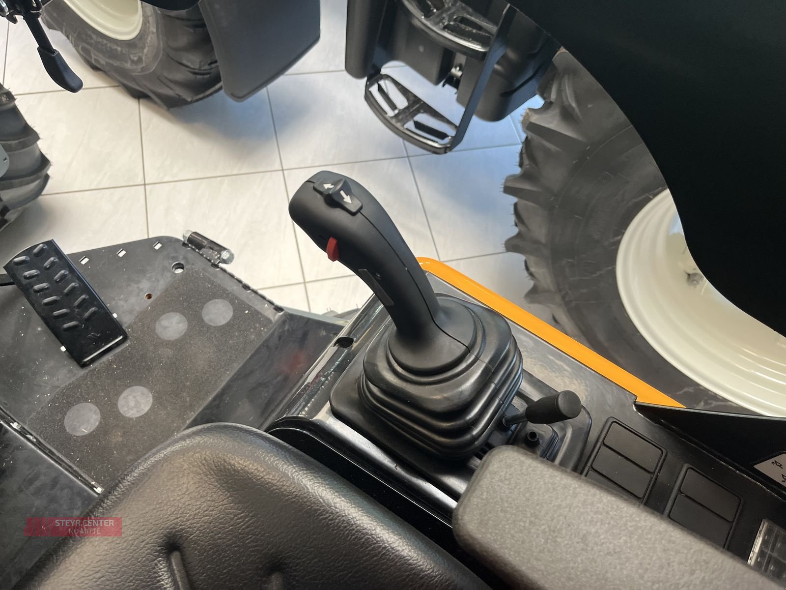 Hoflader of the type GiANT G2500 HD, Neumaschine in St. Pölten (Picture 10)