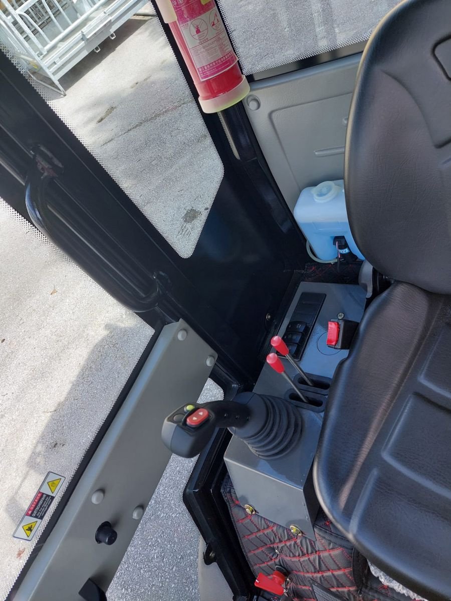 Hoflader of the type H & B 2210, Neumaschine in Bergheim (Picture 6)