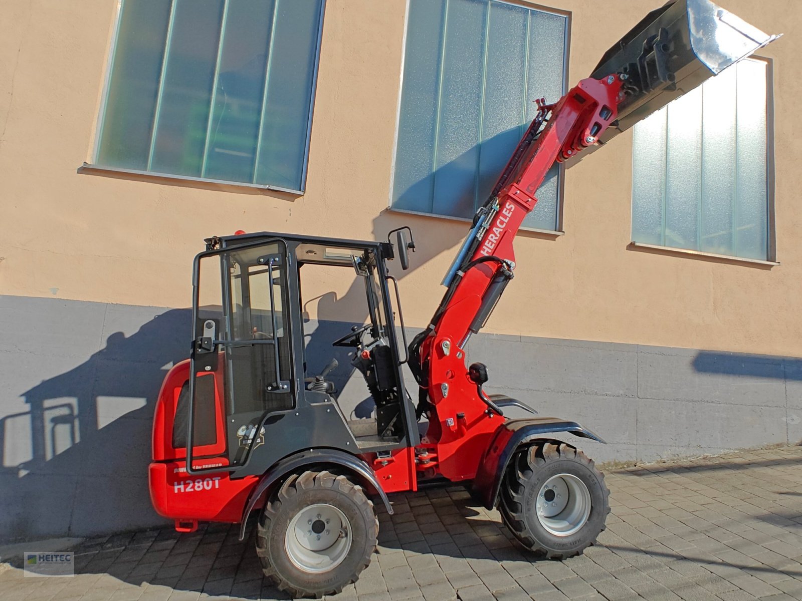 Hoflader des Typs Heitec 1,5to. Hubkraft, Neumaschine in Kirchdorf (Bild 1)