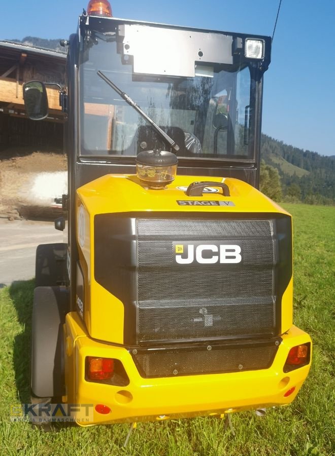 Hoflader des Typs JCB 403 Agri, Neumaschine in St. Johann in Tirol (Bild 2)