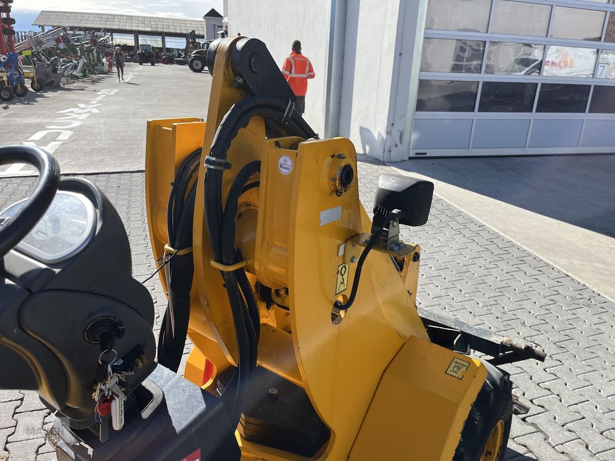 Hoflader des Typs JCB 403 mit Euroaufnahme, Gebrauchtmaschine in Burgkirchen (Bild 3)