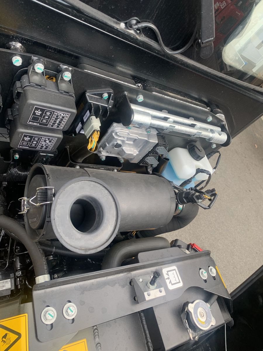 Hoflader of the type JCB 403 Plus Agri, Neumaschine in Gschwandt (Picture 16)