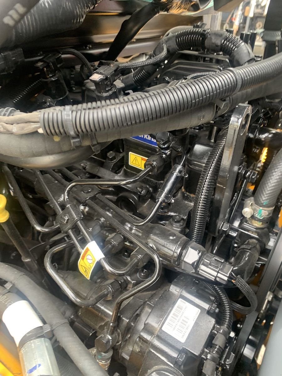 Hoflader of the type JCB 403 Plus Agri, Neumaschine in Gschwandt (Picture 17)