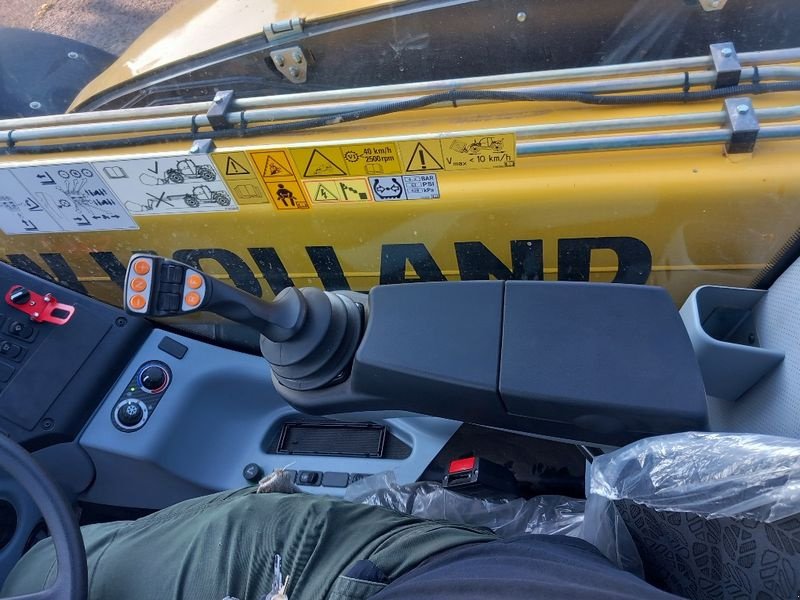 Hoflader des Typs New Holland TH 7.42 Elite, Vorführmaschine in Nieheim Kreis Höxter (Bild 6)