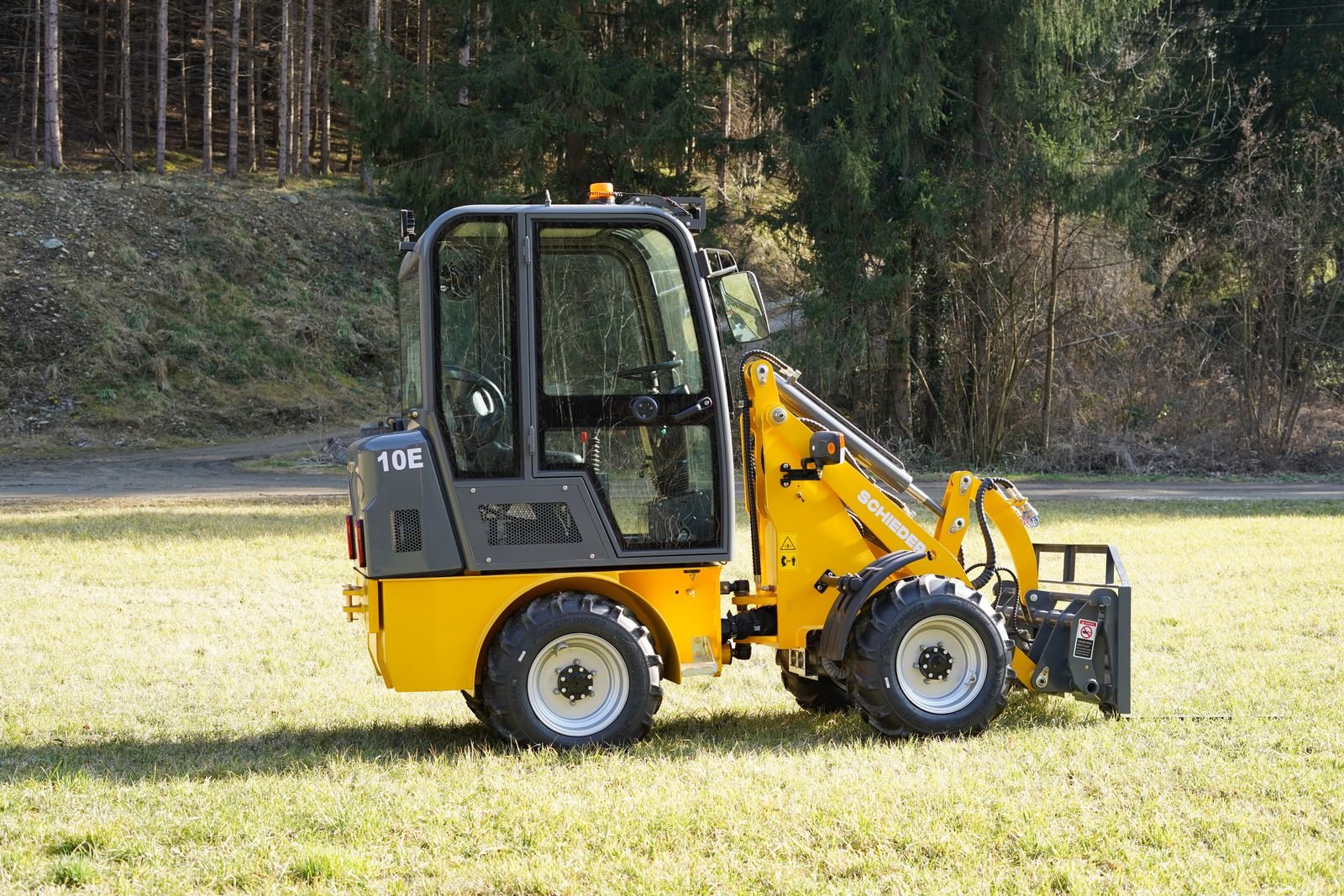 Hoflader of the type schieder 4WD Elektro-Lader-(Hoflader)10E mit Kabine, Neumaschine in mixnitz (Picture 5)