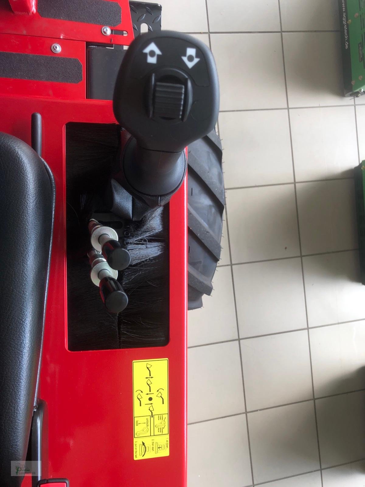 Hoflader of the type Thaler 2226 S, Neumaschine in Bad Kötzting (Picture 3)