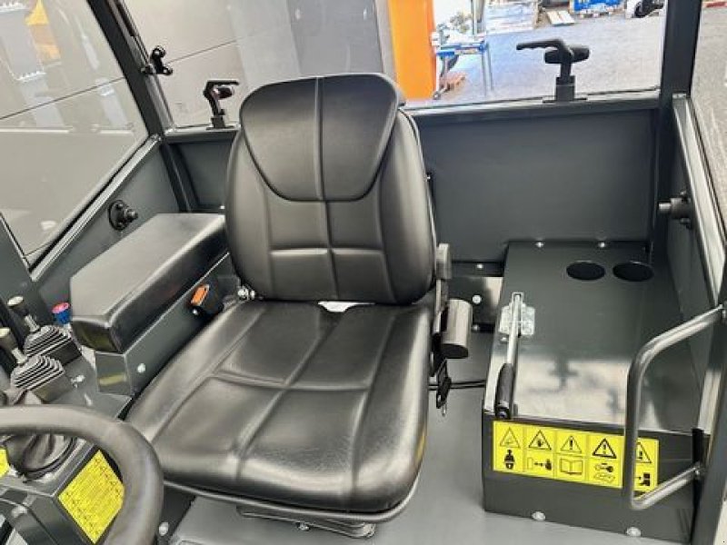 Hoflader of the type Thaler Teleskoplader 4275T 72PS 4.000kg Hubkraft, Neumaschine in Tamsweg (Picture 17)