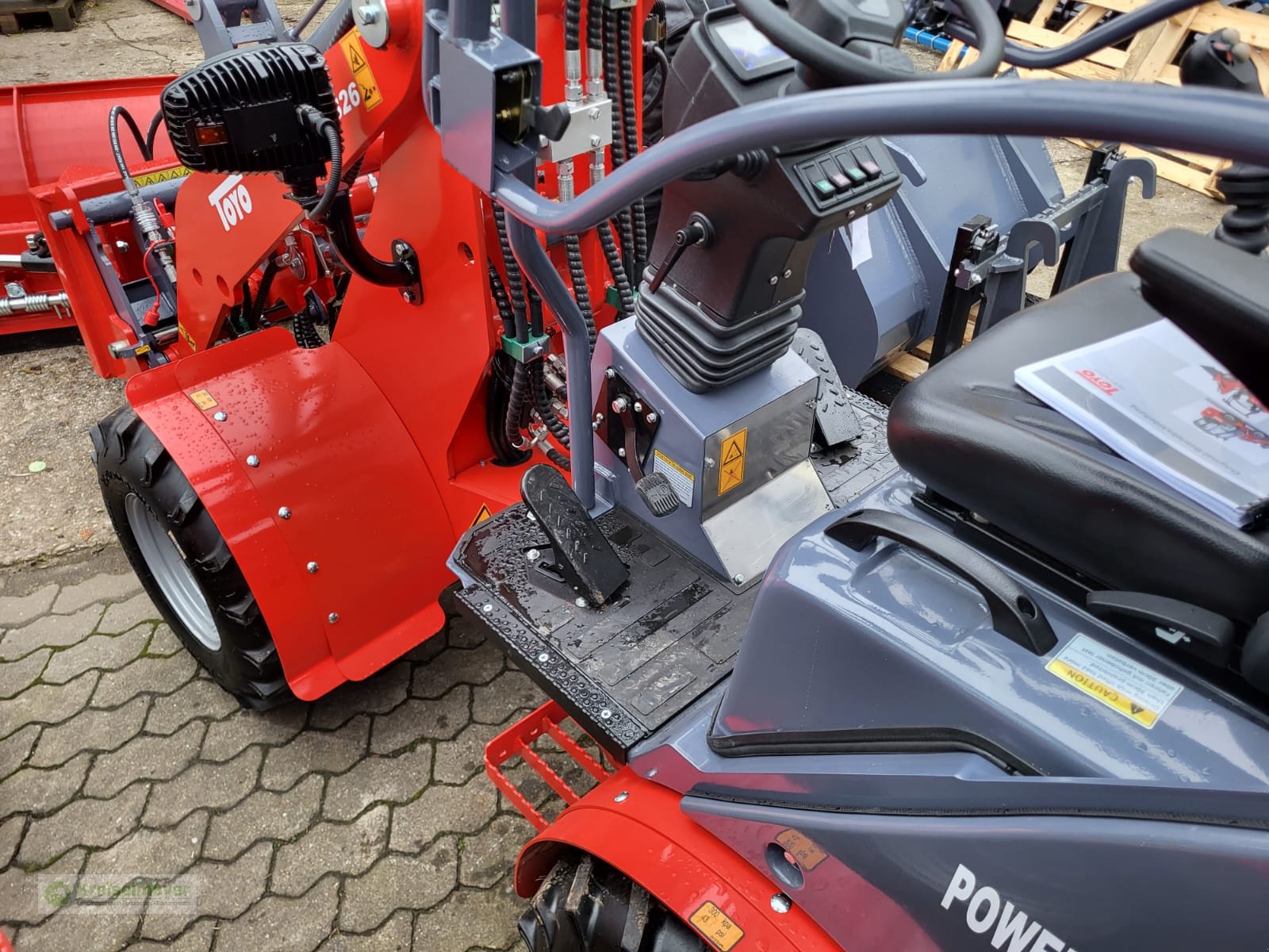 Hoflader des Typs Toyo 826-III Bügel Winter Aktion Schneeschild + StVZO + Werkzeugpaket NEU Allrad Kubota, Neumaschine in Feuchtwangen (Bild 7)
