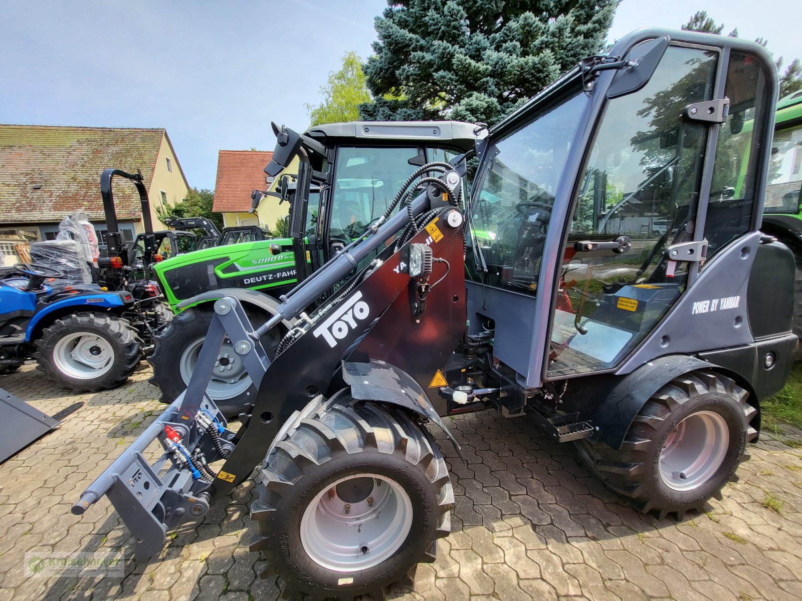 Hoflader des Typs Toyo 836-III Kabine Black Edition Sommeraktion + Schaufel + Palettengabel + hydr. Greifschaufel inklusive NEU, Neumaschine in Feuchtwangen (Bild 1)