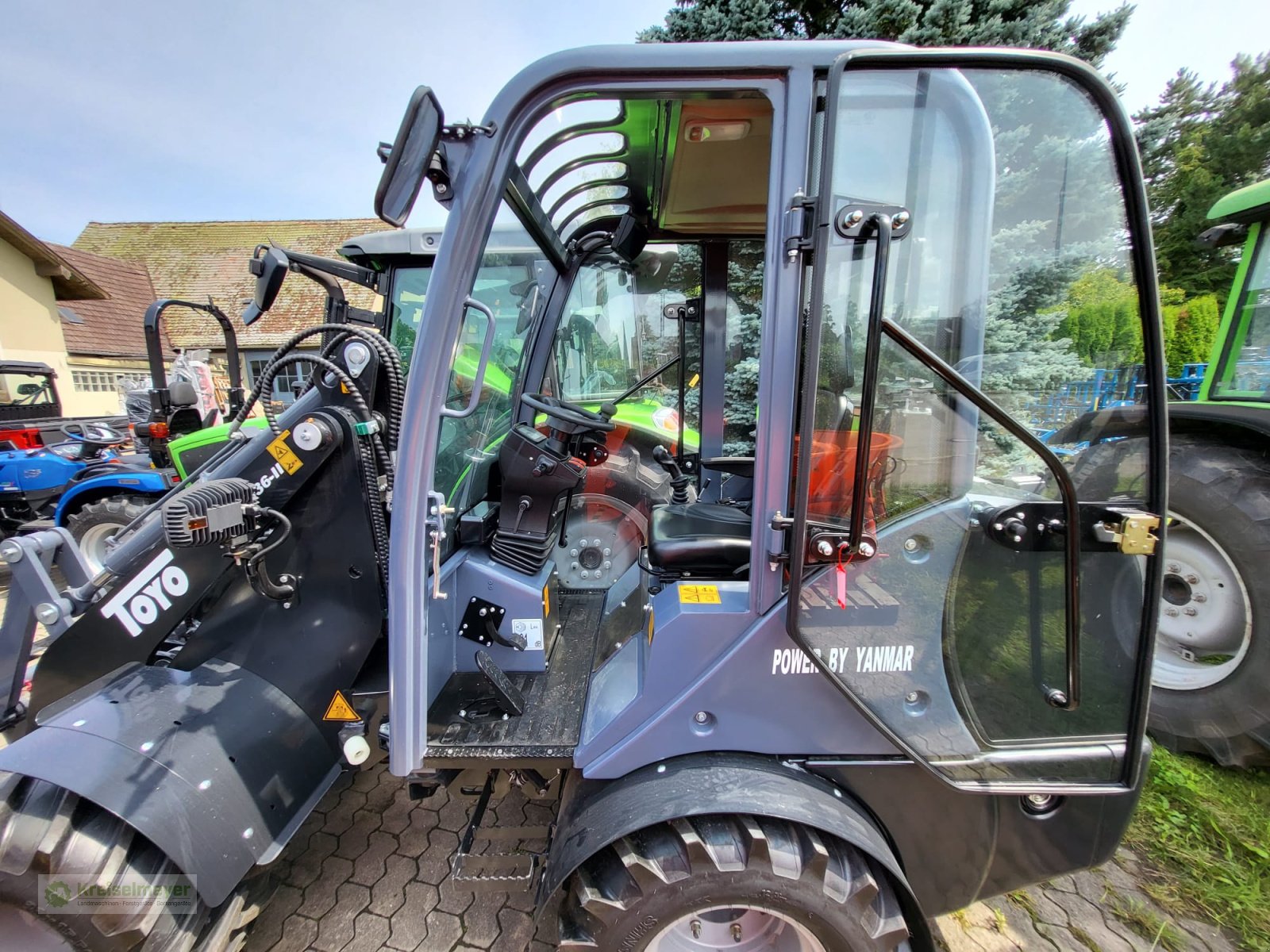 Hoflader des Typs Toyo 836-III Kabine Black Edition Sommeraktion + Schaufel + Palettengabel + hydr. Greifschaufel inklusive NEU, Neumaschine in Feuchtwangen (Bild 2)