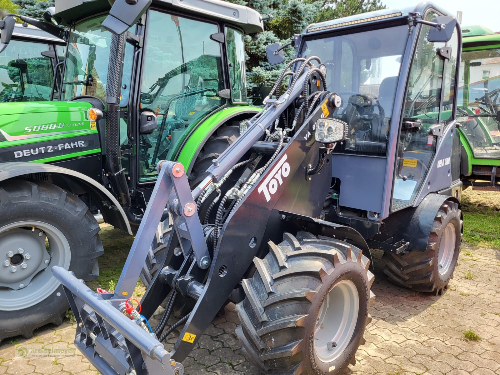 Hoflader des Typs Toyo 836-III Kabine Black Edition Sommeraktion + Schaufel + Palettengabel + hydr. Greifschaufel inklusive NEU, Neumaschine in Feuchtwangen (Bild 4)