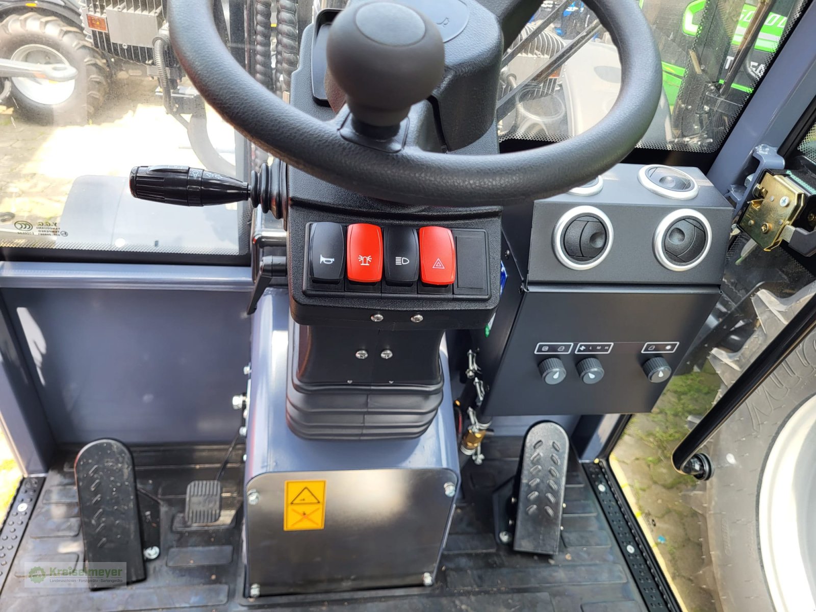 Hoflader des Typs Toyo 836-III Kabine Black Edition Sommeraktion + Schaufel + Palettengabel + hydr. Greifschaufel inklusive NEU, Neumaschine in Feuchtwangen (Bild 5)