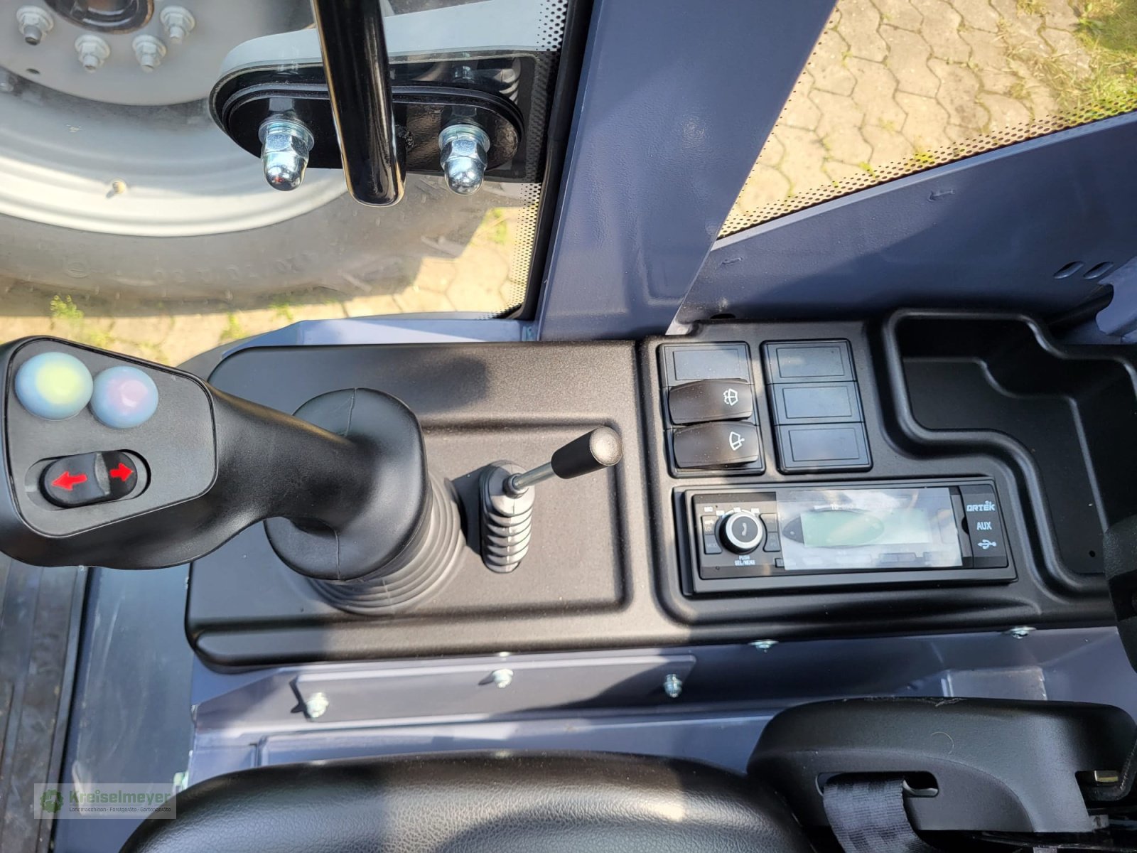 Hoflader des Typs Toyo 836-III Kabine Black Edition Sommeraktion + Schaufel + Palettengabel + hydr. Greifschaufel inklusive NEU, Neumaschine in Feuchtwangen (Bild 7)