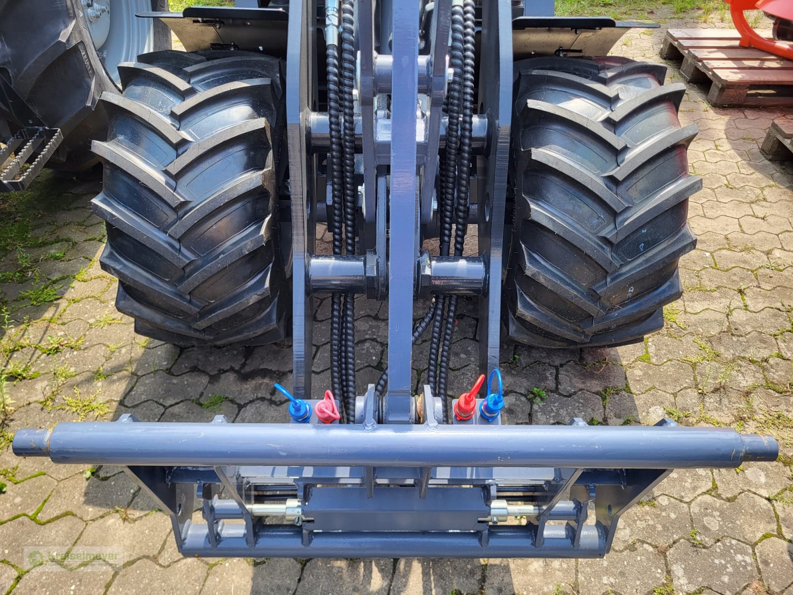 Hoflader des Typs Toyo 836-III Kabine Black Edition Sommeraktion + Schaufel + Palettengabel + hydr. Greifschaufel inklusive NEU, Neumaschine in Feuchtwangen (Bild 9)