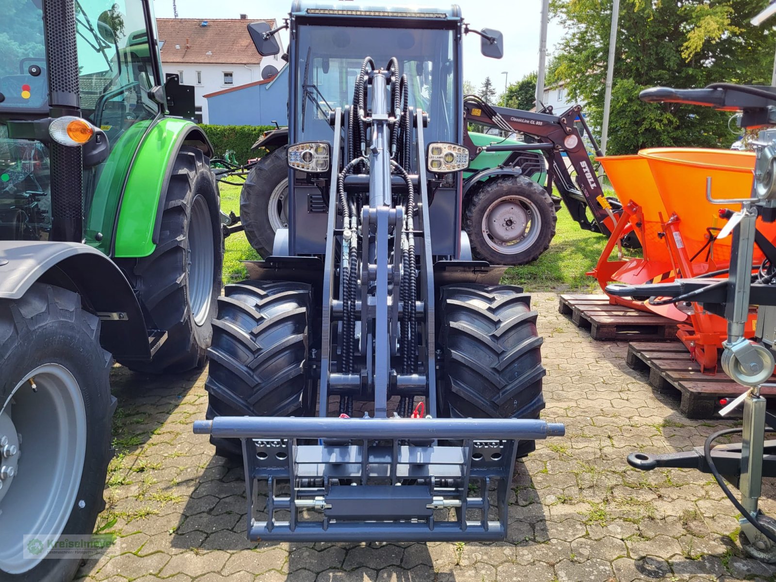 Hoflader des Typs Toyo 836-III Kabine Black Edition Sommeraktion + Schaufel + Palettengabel + hydr. Greifschaufel inklusive NEU, Neumaschine in Feuchtwangen (Bild 14)