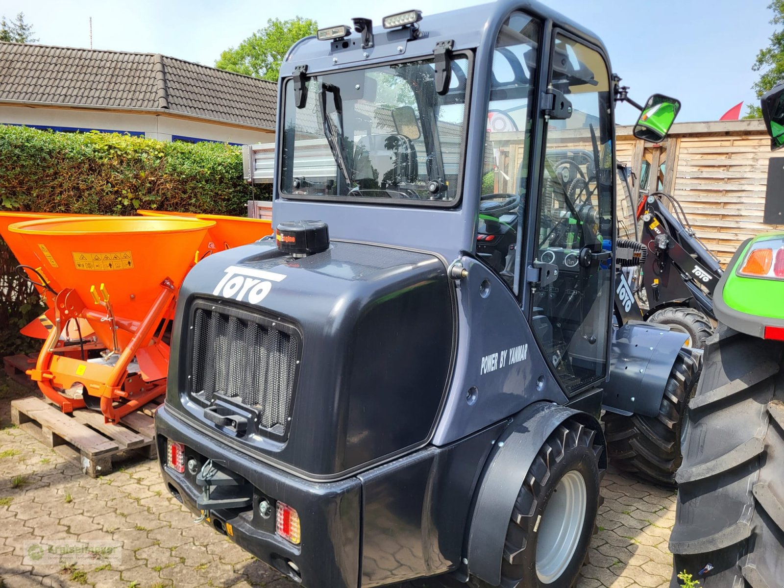 Hoflader des Typs Toyo 836-III Kabine Black Edition Sommeraktion + Schaufel + Palettengabel + hydr. Greifschaufel inklusive NEU, Neumaschine in Feuchtwangen (Bild 15)