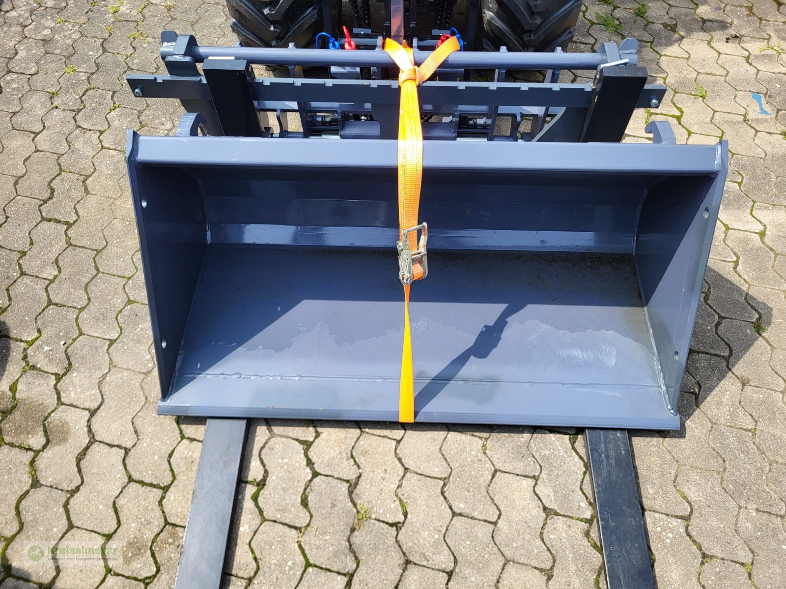 Hoflader des Typs Toyo 836-III Kabine Black Edition Sommeraktion + Schaufel + Palettengabel + hydr. Greifschaufel inklusive NEU, Neumaschine in Feuchtwangen (Bild 18)