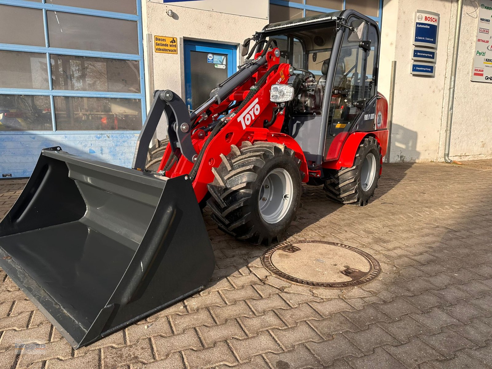 Hoflader of the type Toyo 839 LP (Low Profile), Neumaschine in Massing (Picture 5)