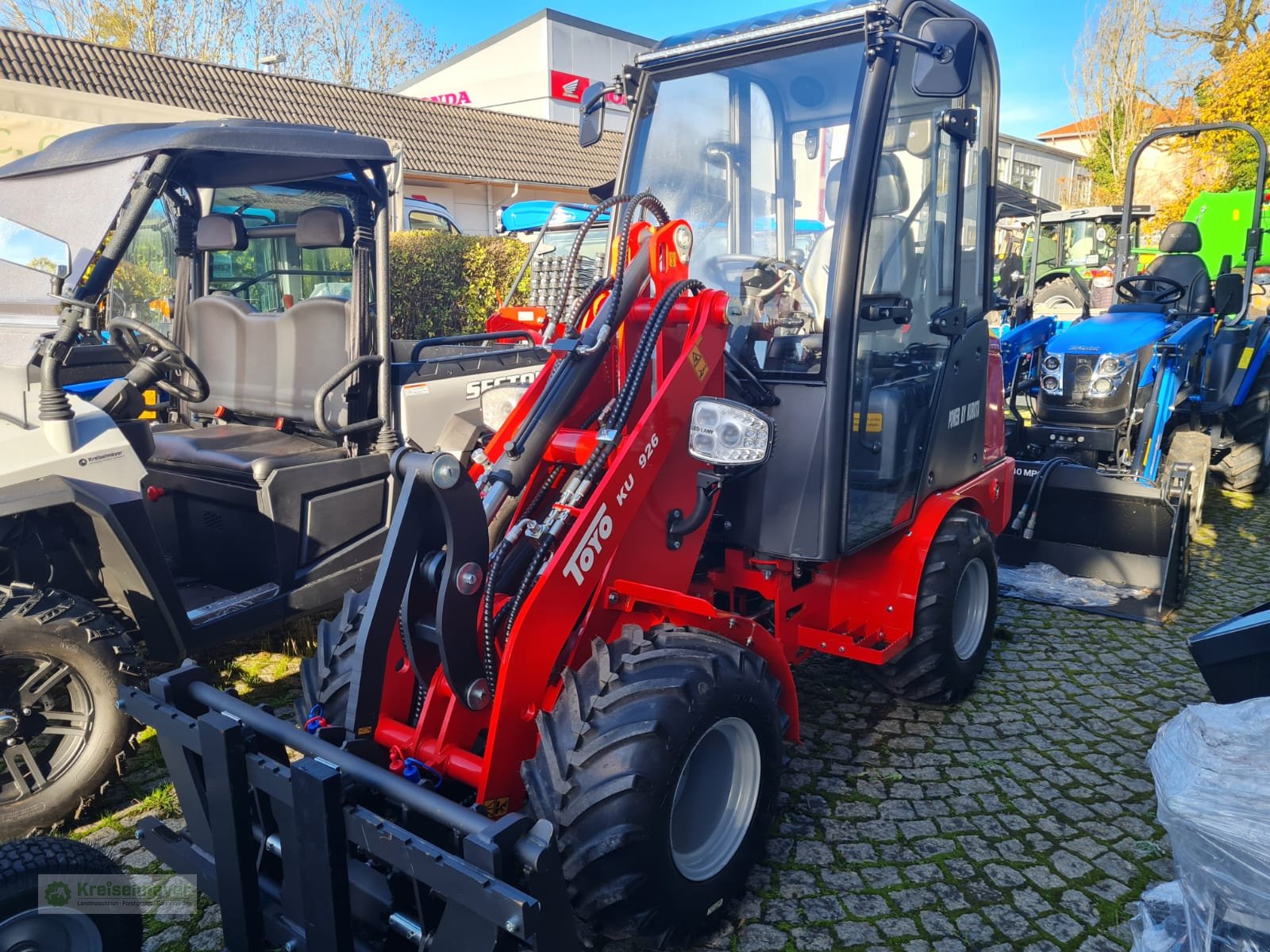 Hoflader des Typs Toyo 926 Kabine Euro-Aufnahme Winteraktion + Schaufel + Palettengabel + Schneeschild NEU, Neumaschine in Feuchtwangen (Bild 3)