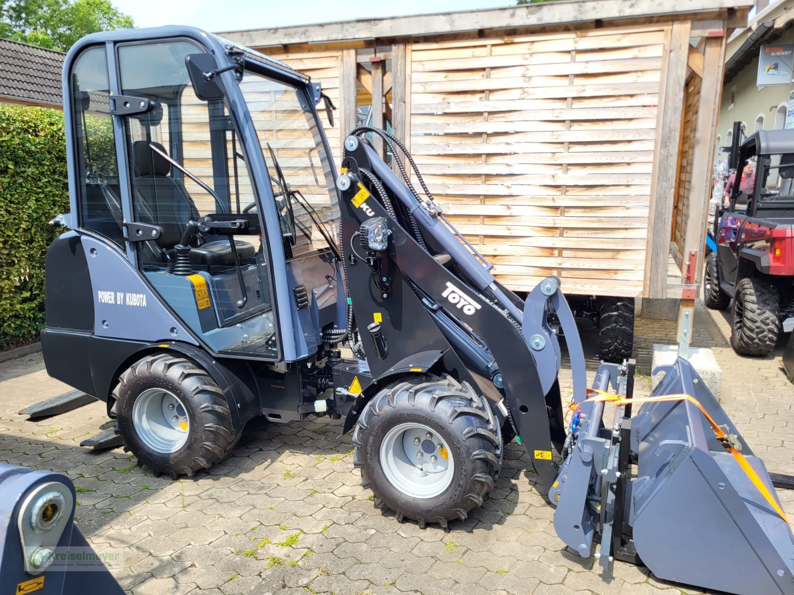 Hoflader des Typs Toyo Toyo 826-III Kabine Euro-Aufnahme Sommeraktion + Schaufel + Palettengabel + Greifschaufel NEU, Neumaschine in Feuchtwangen (Bild 4)