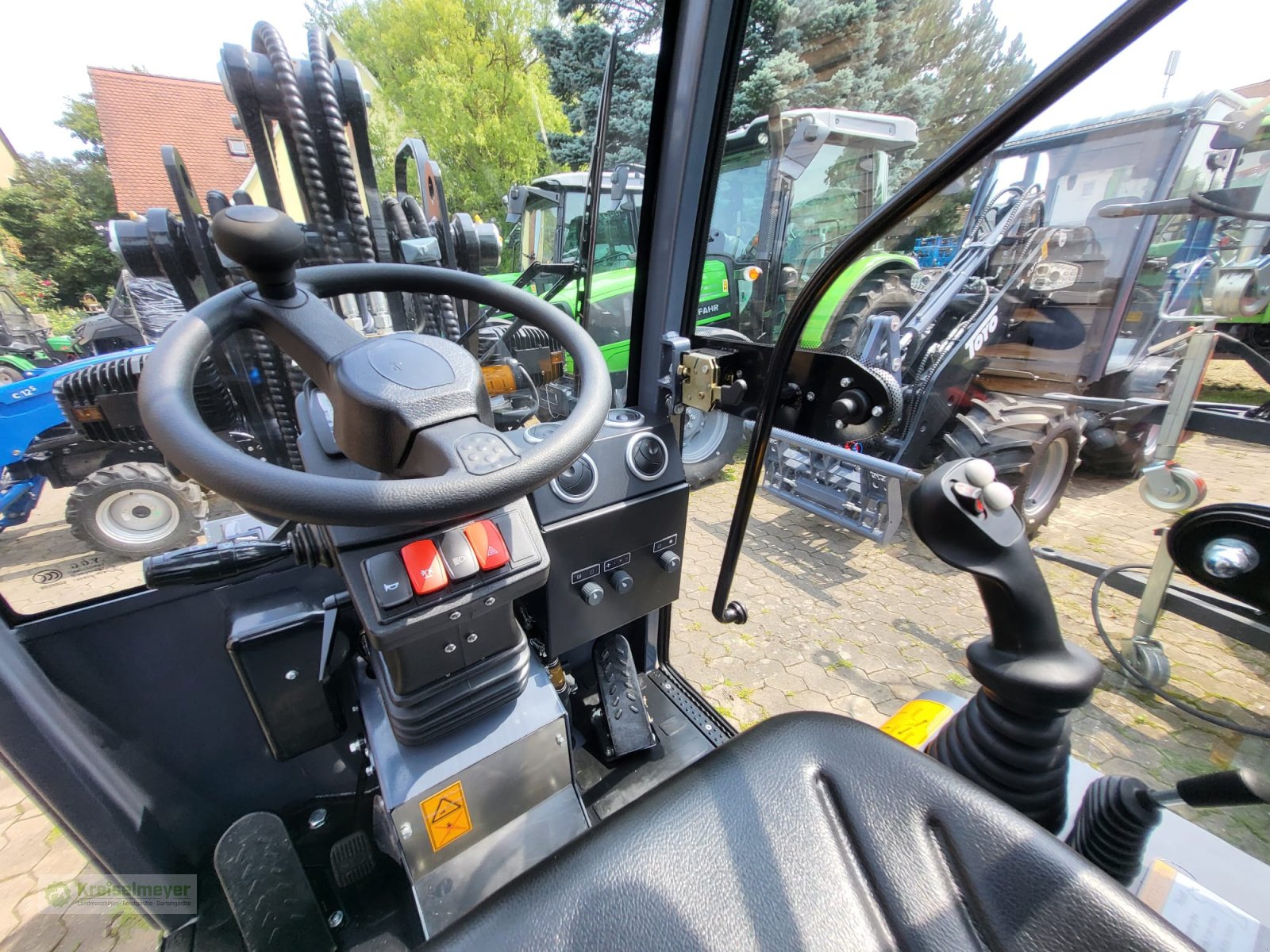 Hoflader des Typs Toyo Toyo 826-III Kabine Euro-Aufnahme Sommeraktion + Schaufel + Palettengabel + Greifschaufel NEU, Neumaschine in Feuchtwangen (Bild 7)