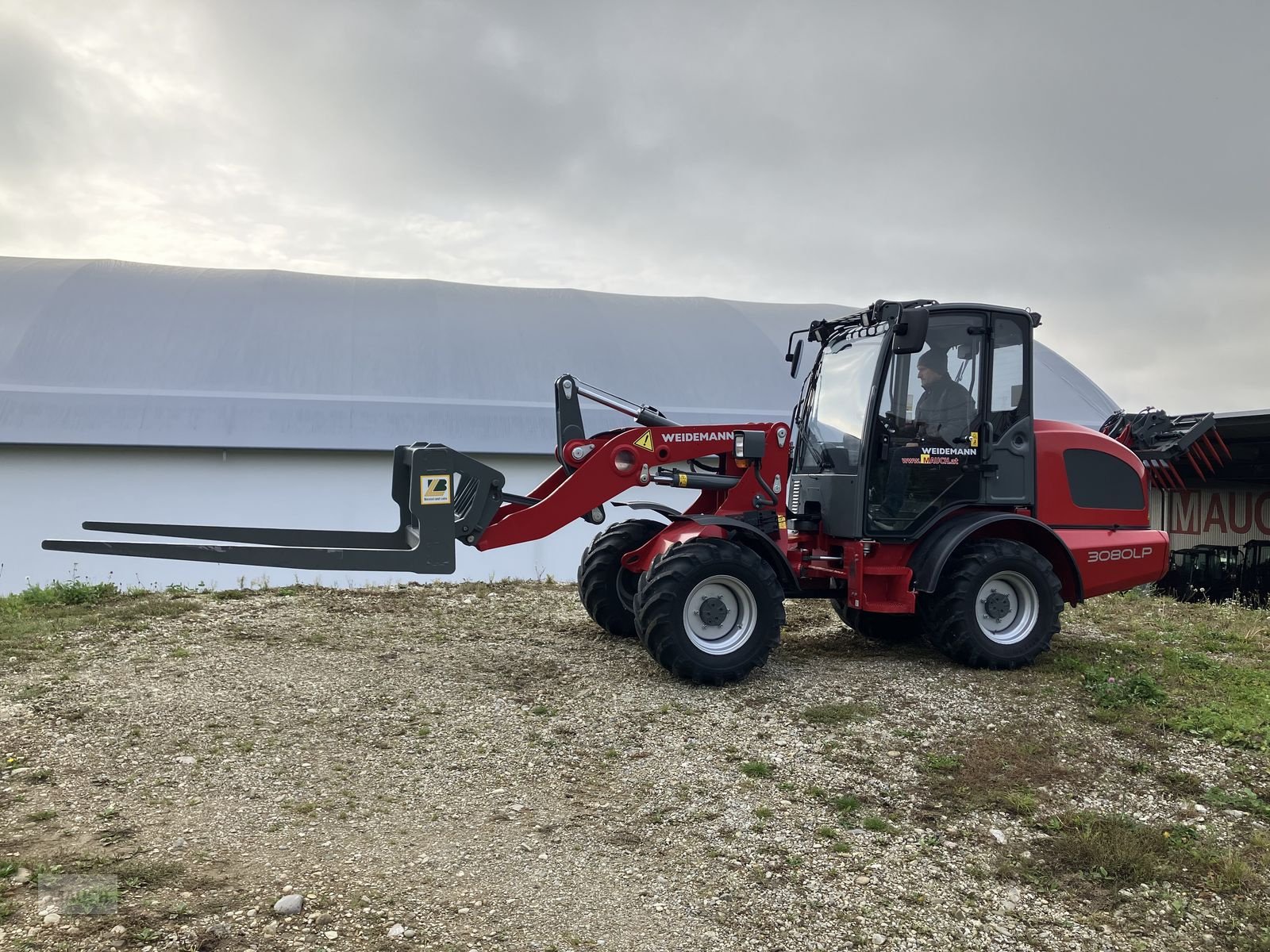 Hoflader des Typs Weidemann  3080LP für Geflügelkistengabel sofort verfügbar, Vorführmaschine in Burgkirchen (Bild 2)