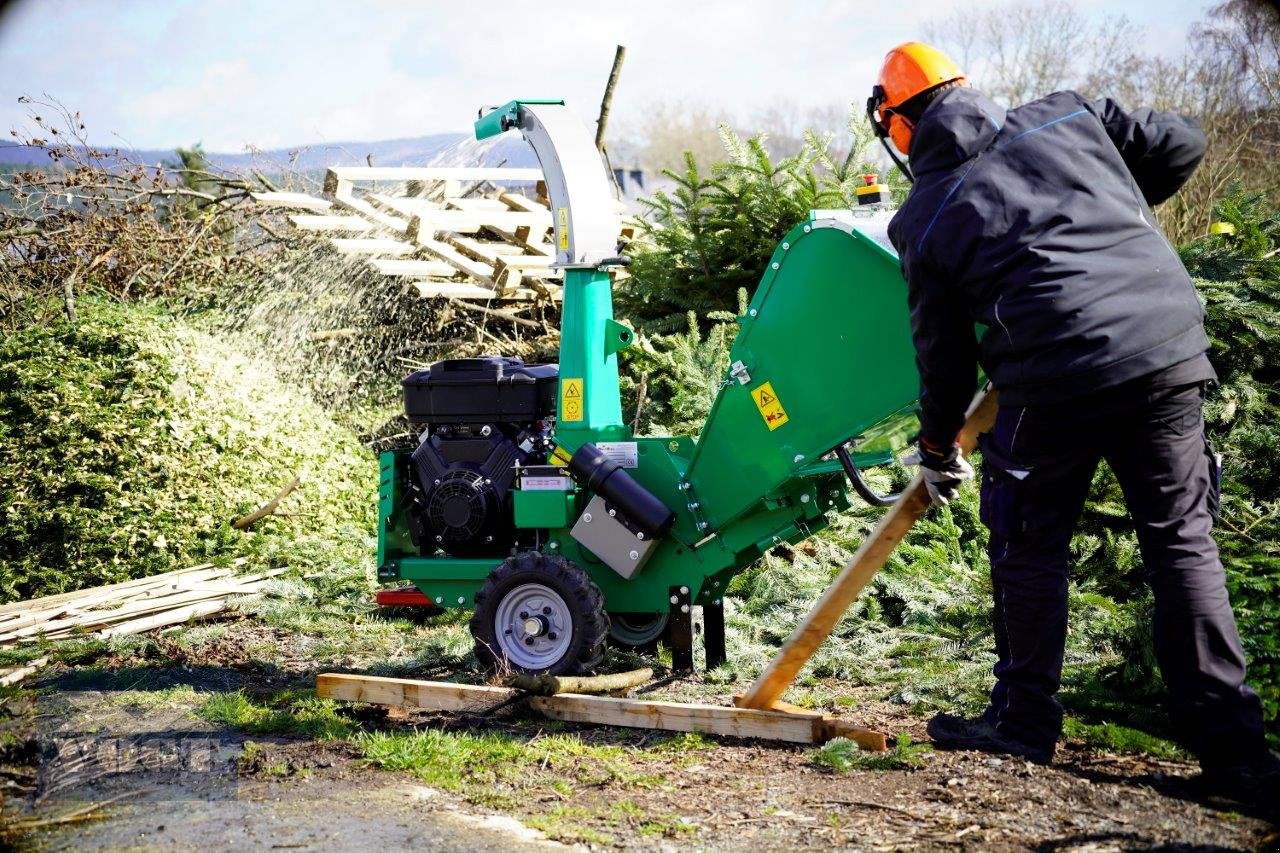 Holzhäcksler & Buschhacker des Typs HS 100 M PRO Holzhäcksler /Holzhacker /Holzschredder mit Benzinmotor, Neumaschine in Schmallenberg (Bild 4)