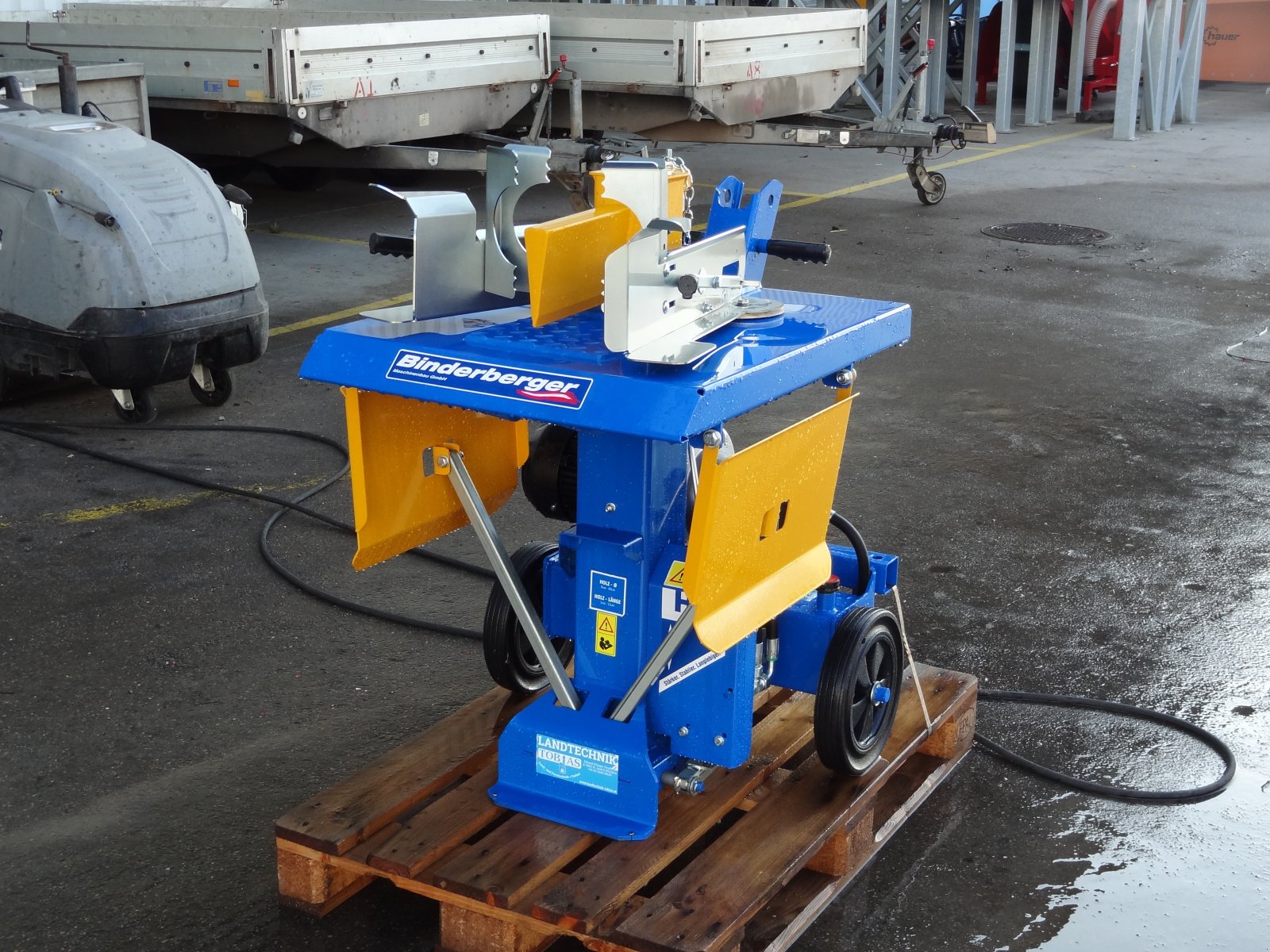 Holzspalter des Typs Binderberger H8E, Neumaschine in St.Andrä-Wördern (Bild 1)