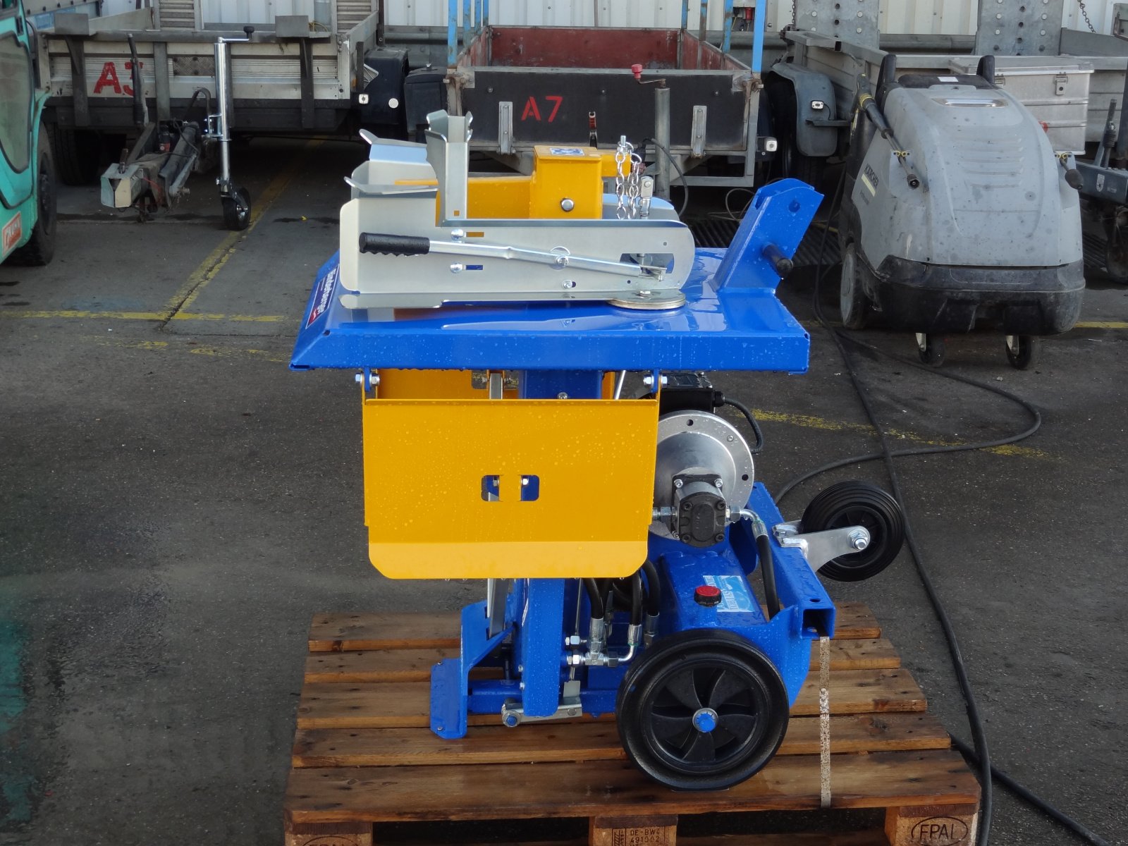 Holzspalter des Typs Binderberger H8E, Neumaschine in St.Andrä-Wördern (Bild 5)