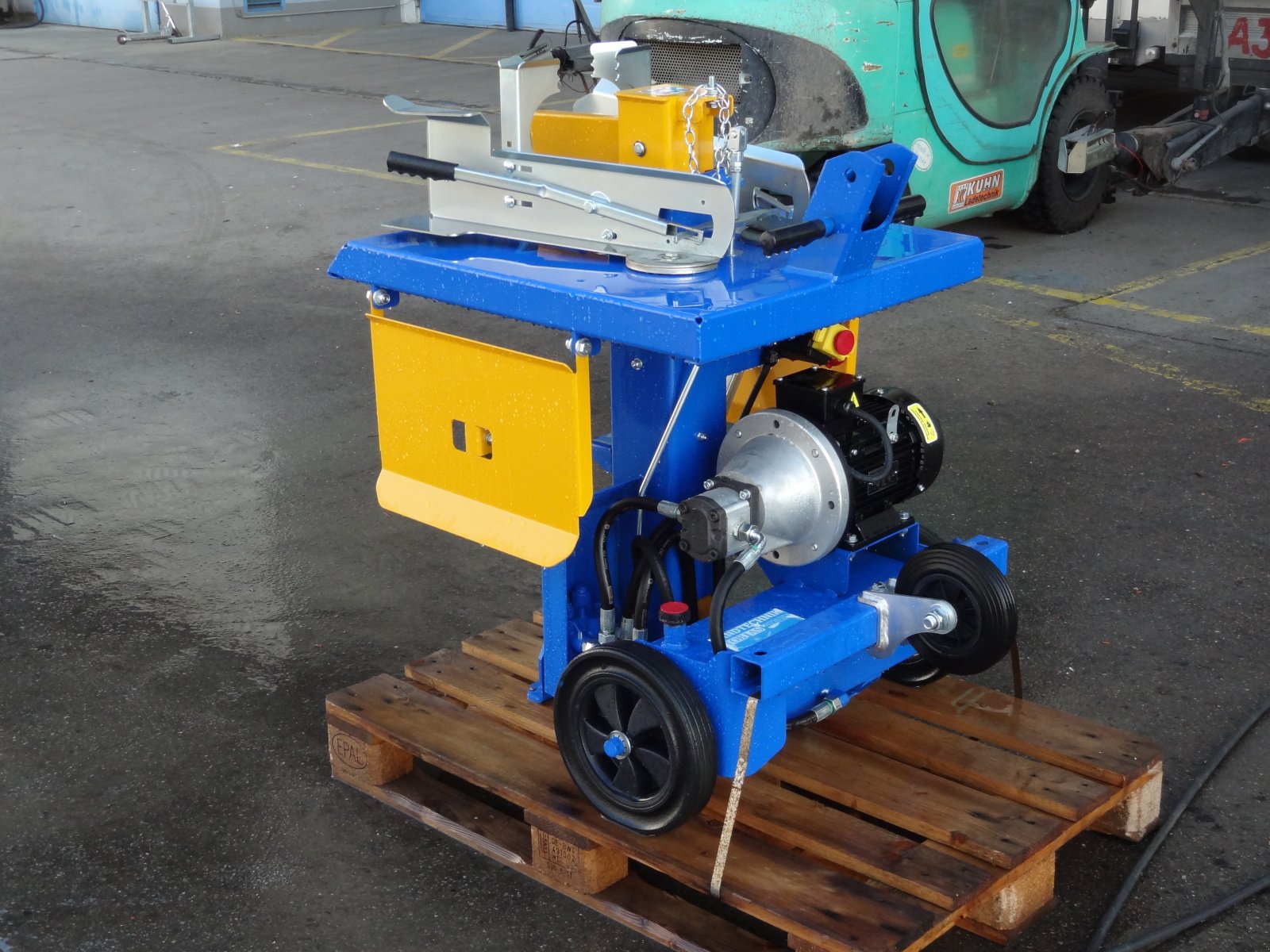 Holzspalter des Typs Binderberger H8E, Neumaschine in St.Andrä-Wördern (Bild 9)