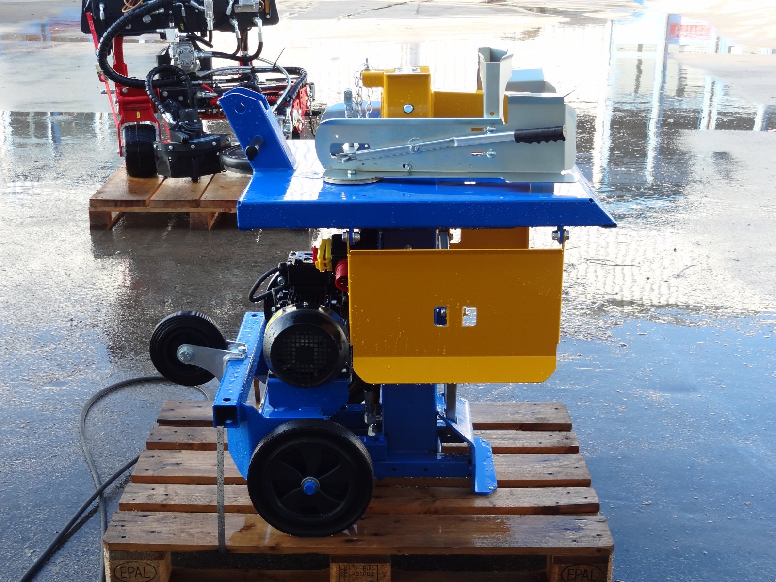 Holzspalter des Typs Binderberger H8E, Neumaschine in St.Andrä-Wördern (Bild 12)