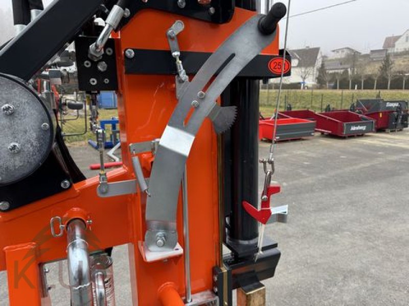 Holzspalter des Typs Kozina HCD 25T Vertikalholzspalter mit Seilwinde, Neumaschine in Pirching am Traubenberg (Bild 8)