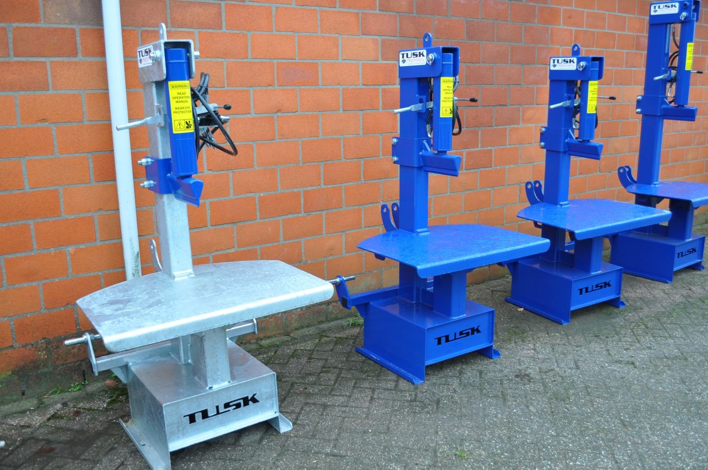 Holzspalter des Typs Tusk Houtklover 14L 300, Neumaschine in Voorst (Bild 1)