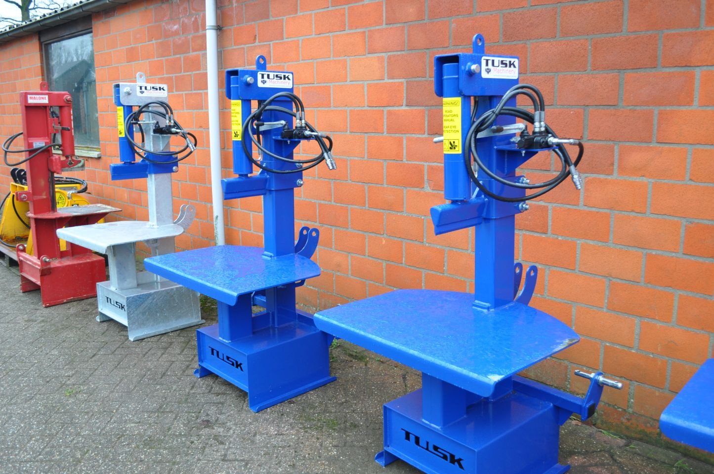 Holzspalter des Typs Tusk Houtklover 14L 300, Neumaschine in Voorst (Bild 3)