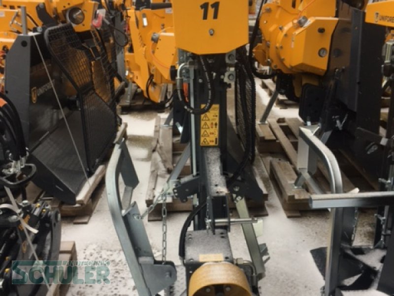 Holzspalter des Typs Uniforest Titanium 11, Neumaschine in St. Märgen (Bild 1)