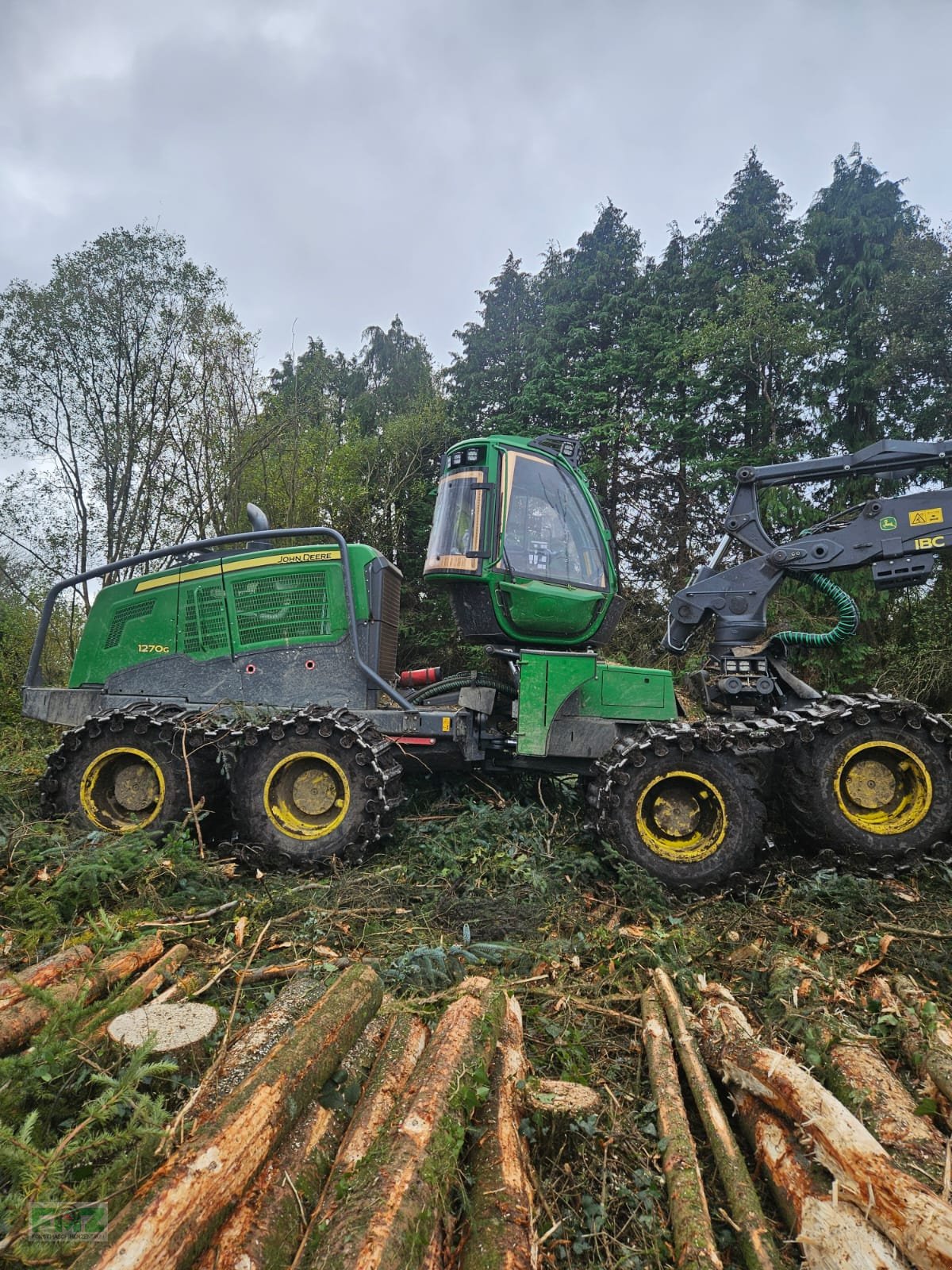 Holzvollernter des Typs John Deere 1270G 8WD, Gebrauchtmaschine in Leinburg (Bild 2)