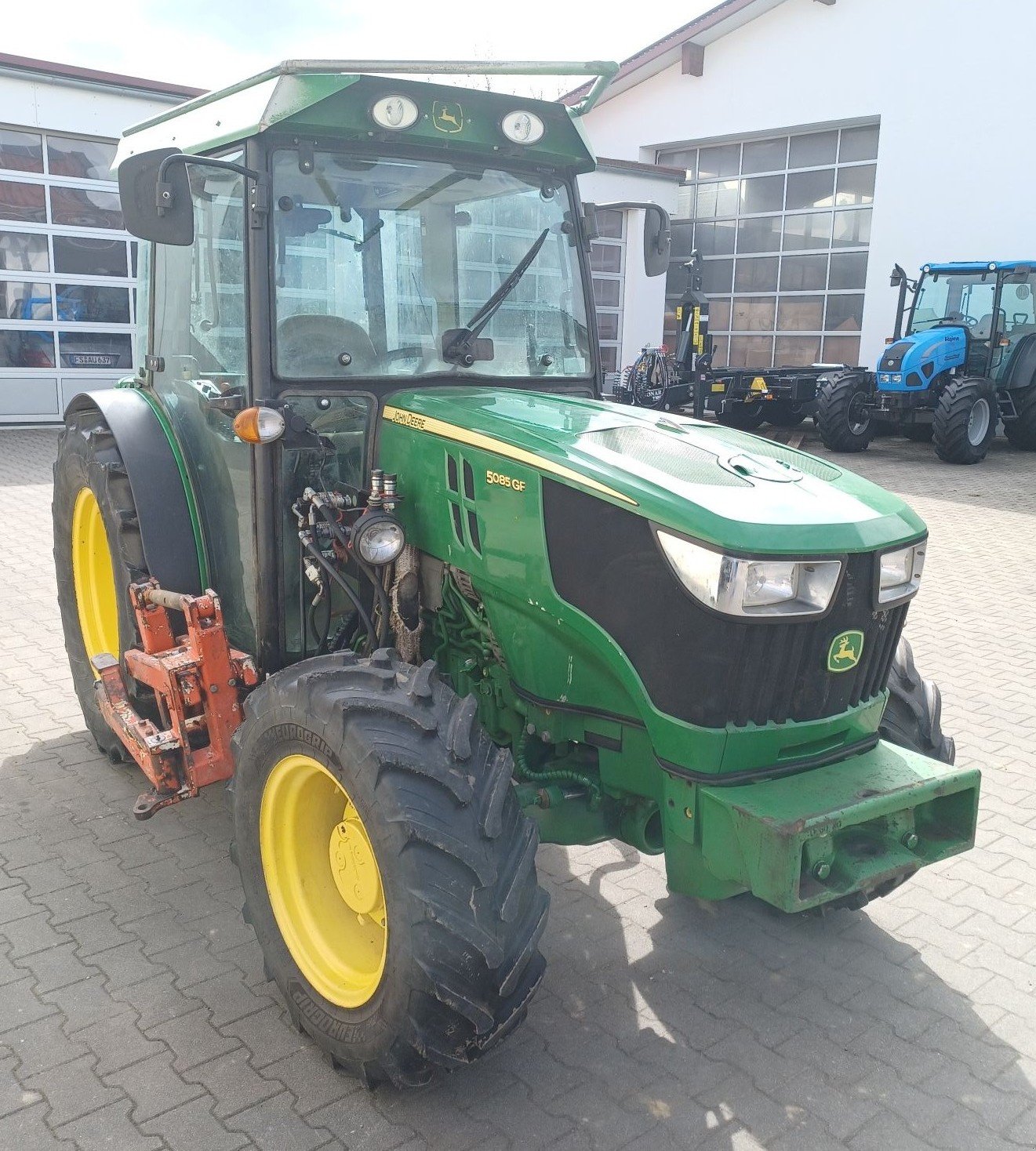 Hopfentraktor des Typs John Deere 5085 GF, Gebrauchtmaschine in Au/Hallertau (Bild 1)