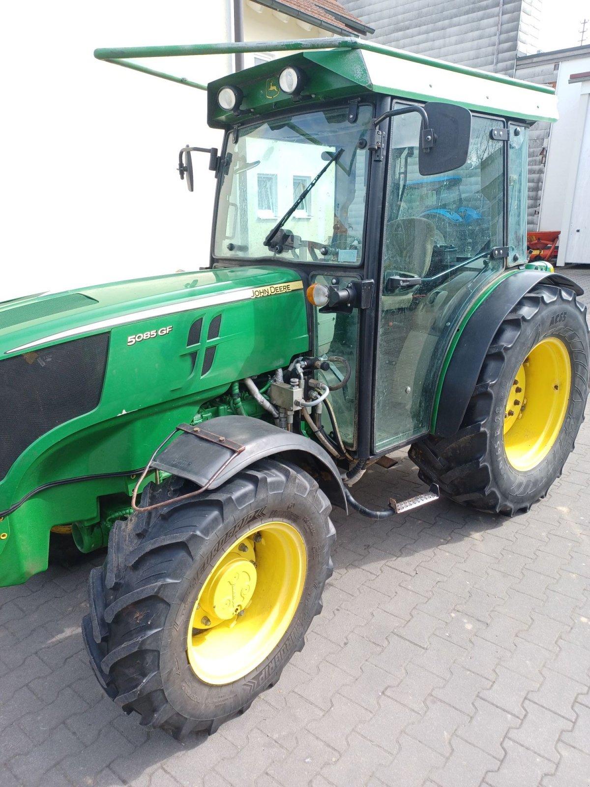 Hopfentraktor des Typs John Deere 5085 GF, Gebrauchtmaschine in Au/Hallertau (Bild 2)