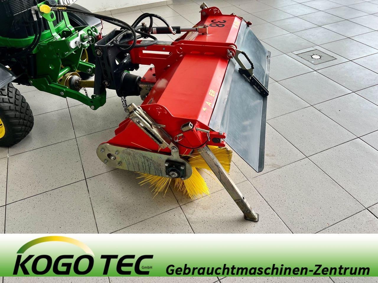 Kehrmaschine des Typs Adler Arbeitsmaschinen K560, Gebrauchtmaschine in Beckum (Bild 1)